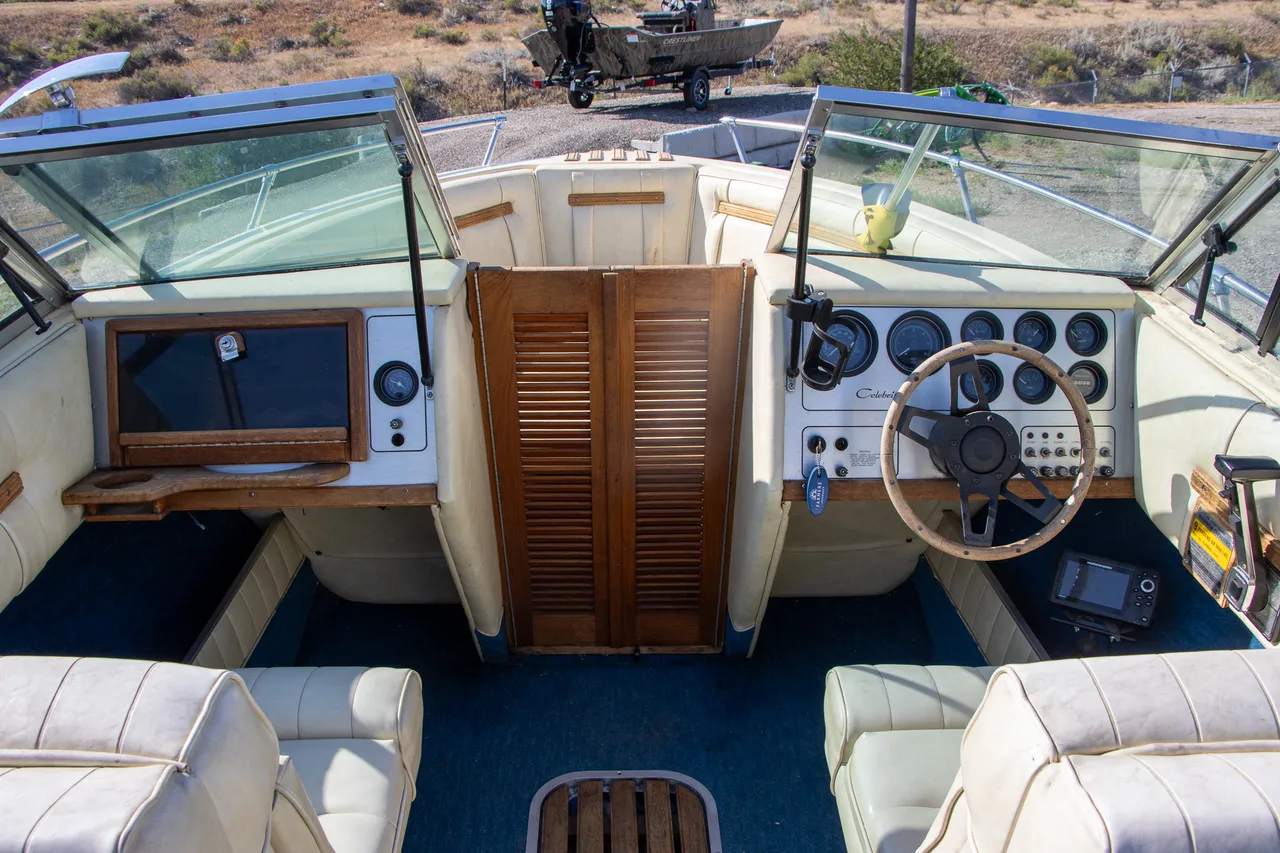 1984 Celebrity 210V (photo 2)